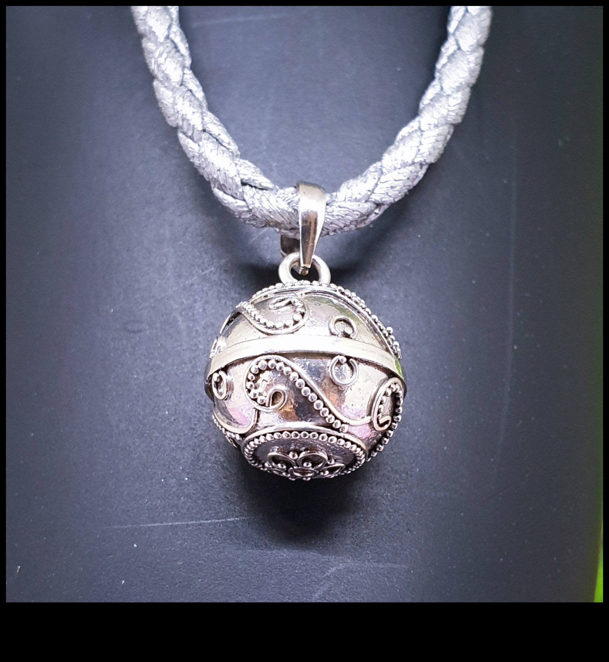 Harmonija sudraba krāsā: atrodiet savu melodiju mūsu čokeru sudraba simfonijā