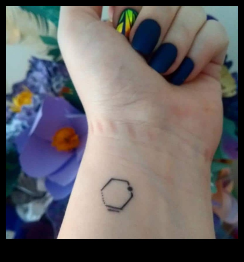 Mākslīgie mini: mazi plaukstas tetovējumi ar maksimālu ietekmi