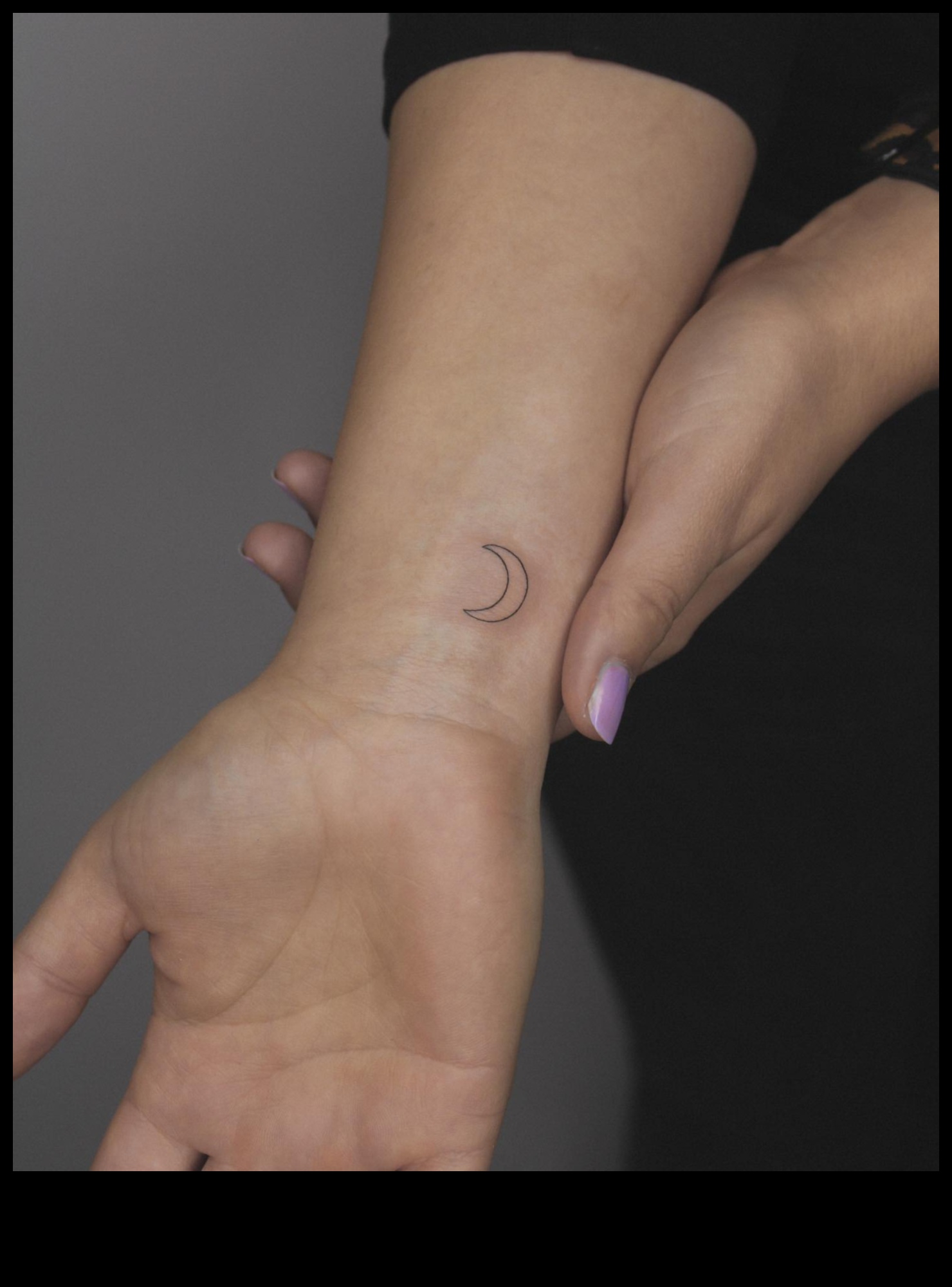 Mākslīgie mini: mazi plaukstas tetovējumi ar maksimālu ietekmi