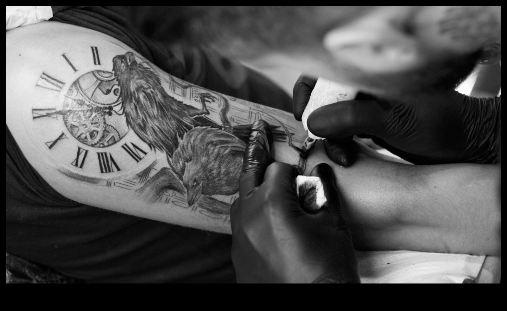 Laika cienījamas tradīcijas: klasisko tetovējumu stilu pieņemšana