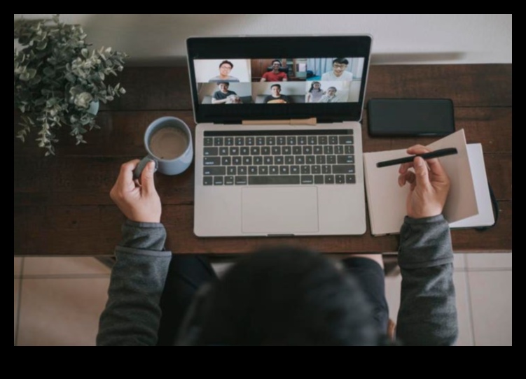 Tīklu kopšana: pieaugošas attiecības tiešsaistes kopienas ainavā