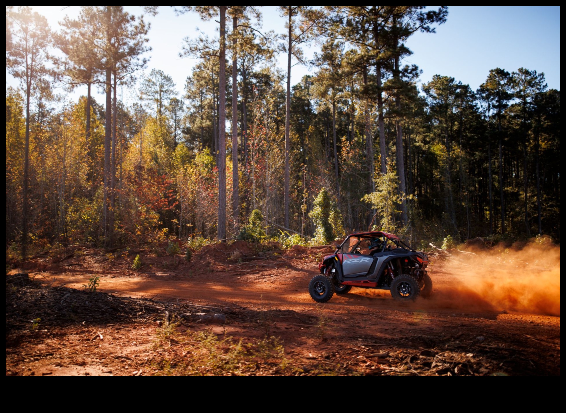 Ārpus ietves: pārvarēšana nelīdzenā apvidū ar hibrīdajiem bezceļniekiem