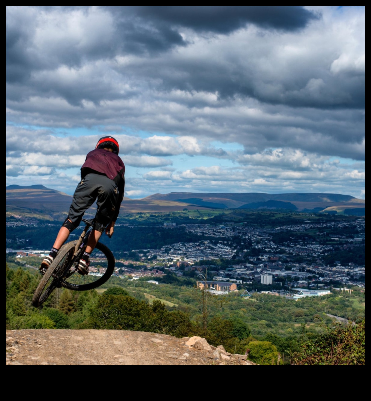 Kalnu riteņbraukšanas brīnumi: izpētiet bezceļu riteņbraukšanas pasauli