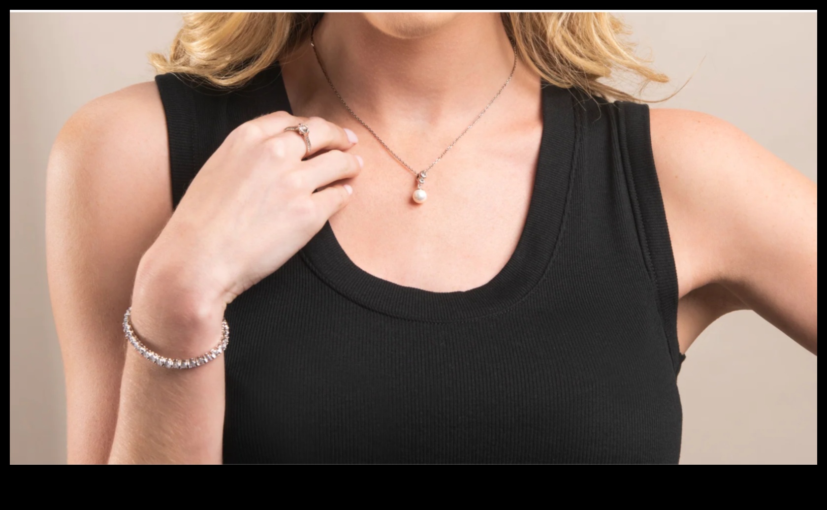 Mūžīgā elegance: mūžīgs skaistums katrā mūsu aproču kolekcijas daļā