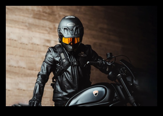 Braukšana stilā: Motociklu modes un aksesuāru māksla