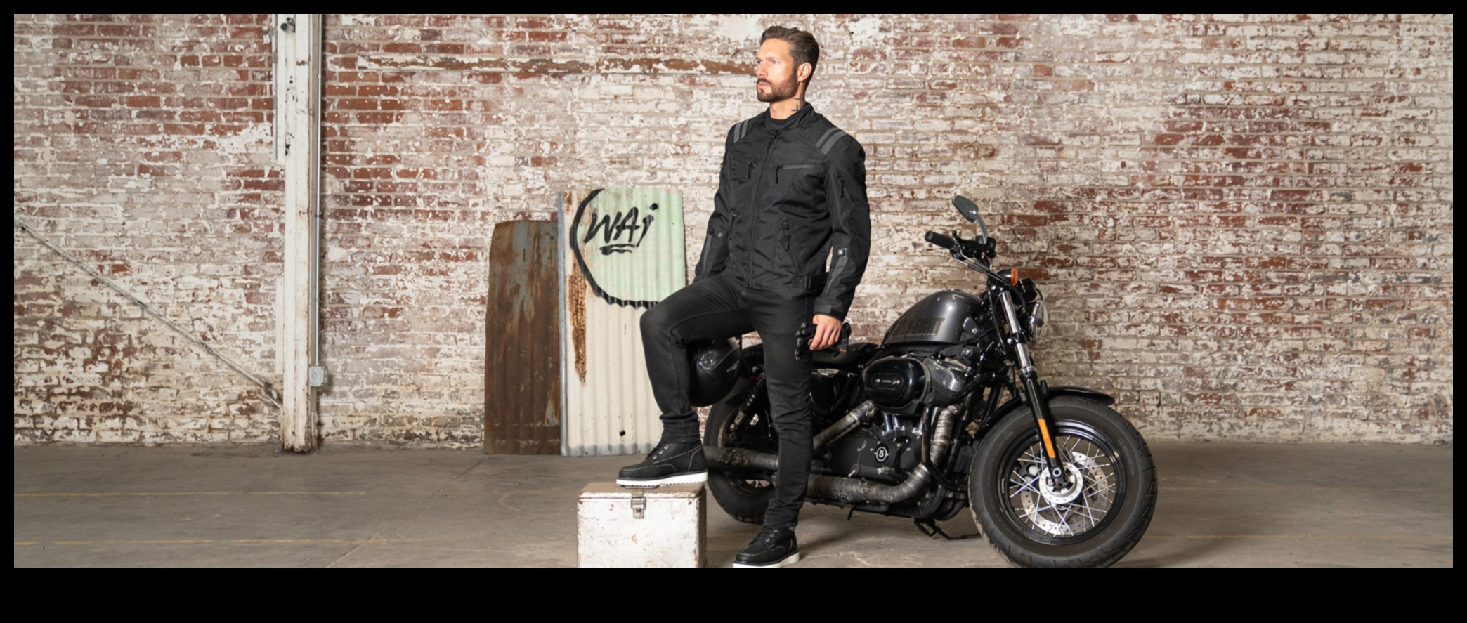 Braukšana stilā: Motociklu modes un aksesuāru māksla