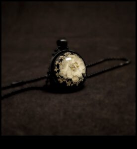 Bezdibena čuksti: ienirstiet gotiskā juvelierizstrādājumu noslēpumā