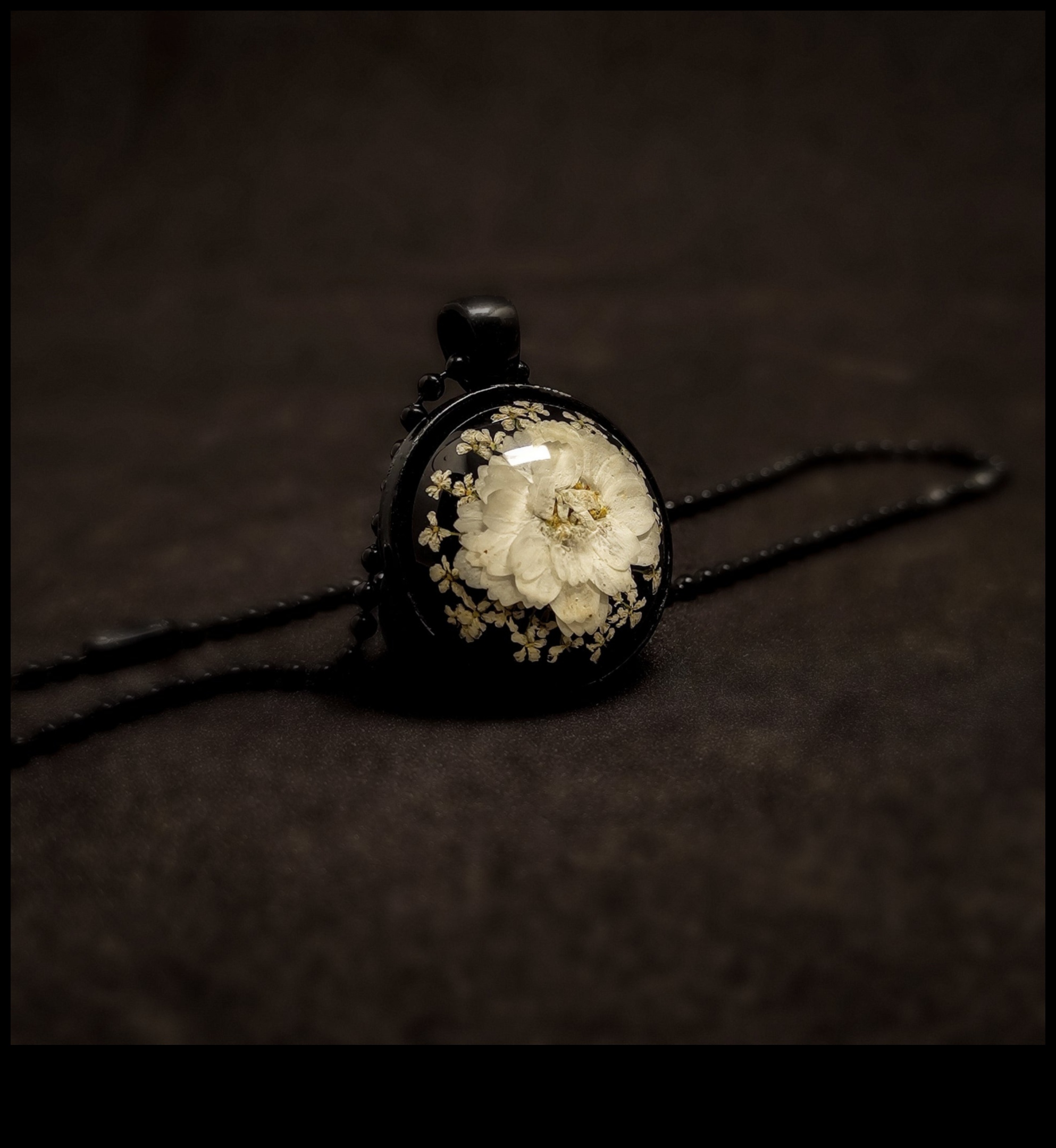 Bezdibena čuksti: ienirstiet gotiskā juvelierizstrādājumu noslēpumā