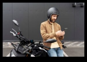 Braukšana stilā: Motociklu modes un aksesuāru māksla
