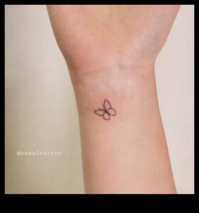 Mākslīgie mini: mazi plaukstas tetovējumi ar maksimālu ietekmi