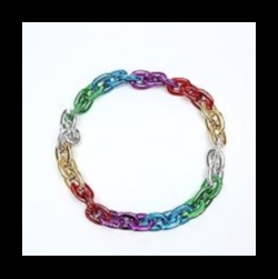 Spilgtas saites: savienojiet savu stilu ar mūsu kvēlojošo saišu kaklarotām